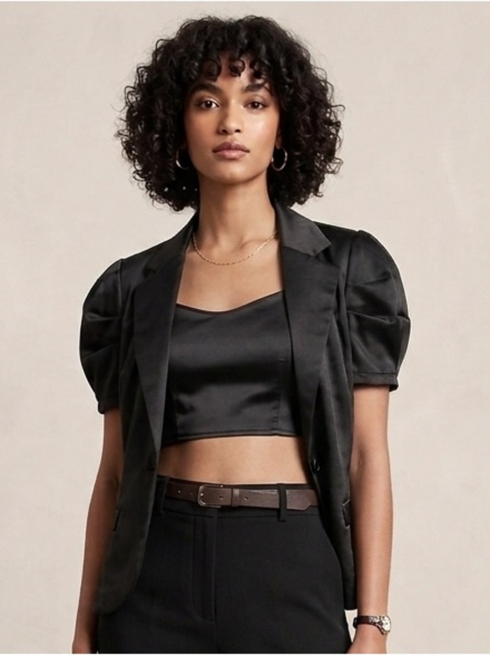 Short sleeve cropped blazer in black , satin